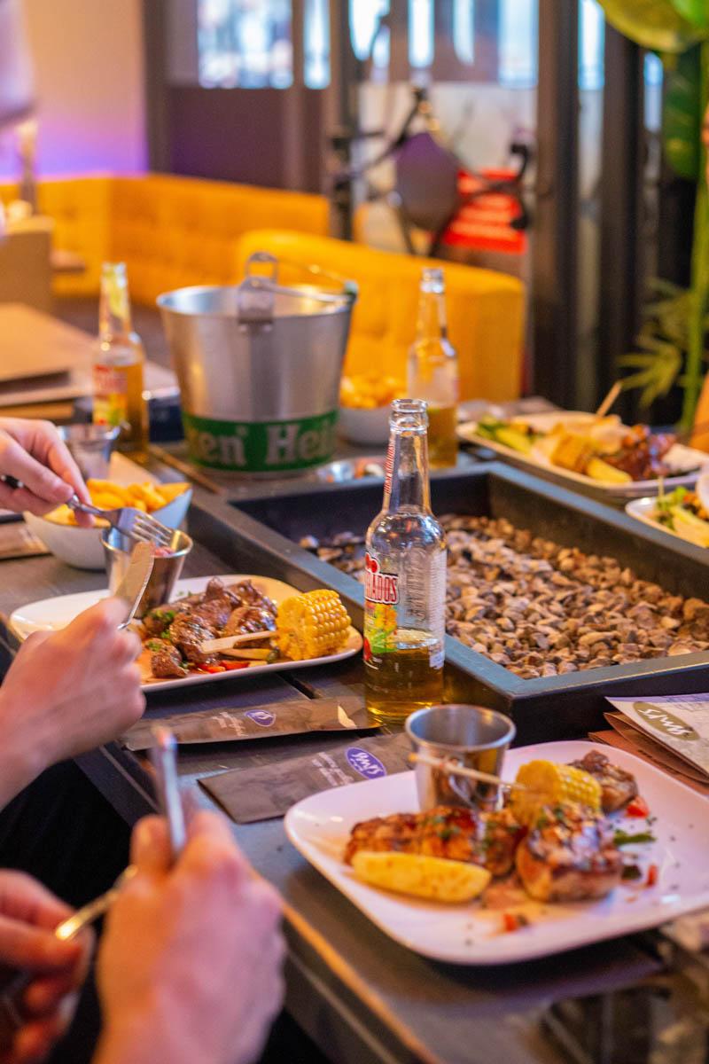 Schotel van de kok met vlees van de grill